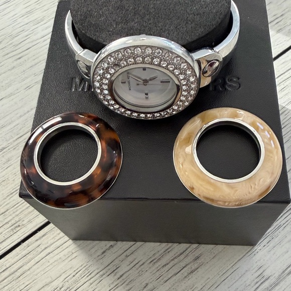 Michael Kors 4167 Women’s Silver Bangle Watch with Interchangeable Bezels - Picture 2 of 4